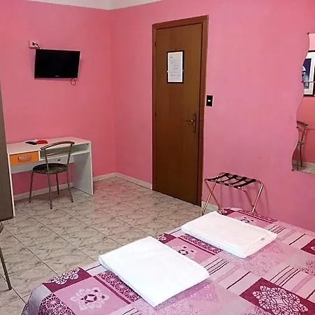Hotel Roxena House *